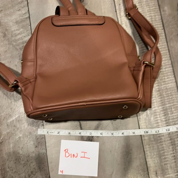 Small bee ? backpack. Bin i